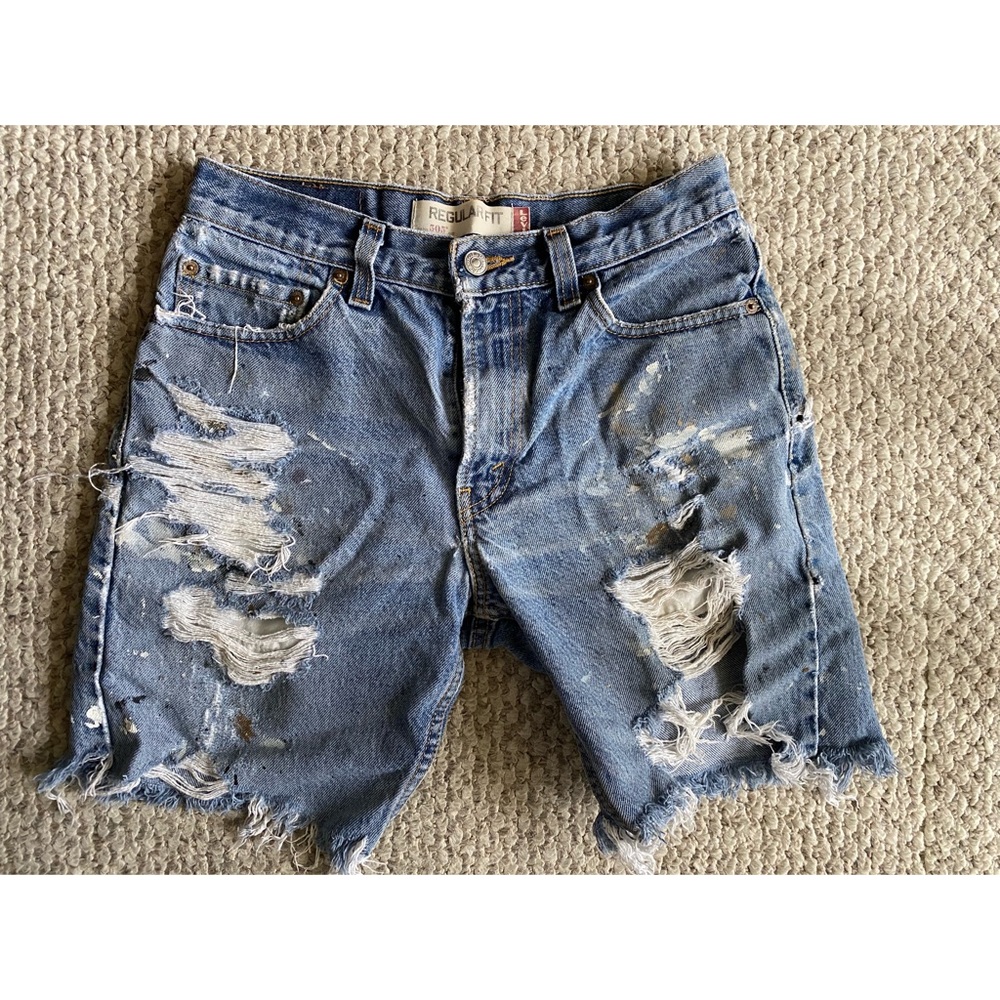 Relaxed distressed Levi’s jean shorts.